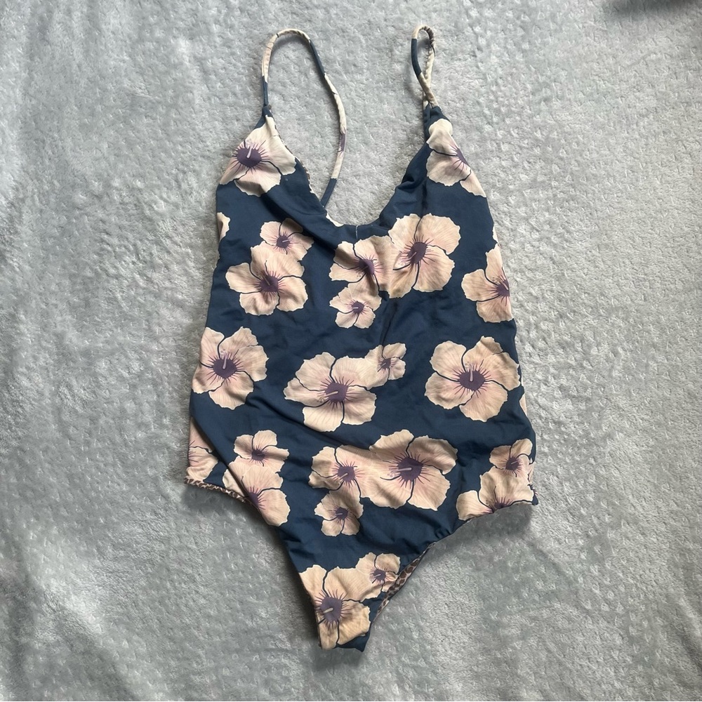 Acacia banyans one piece small in hibiscus